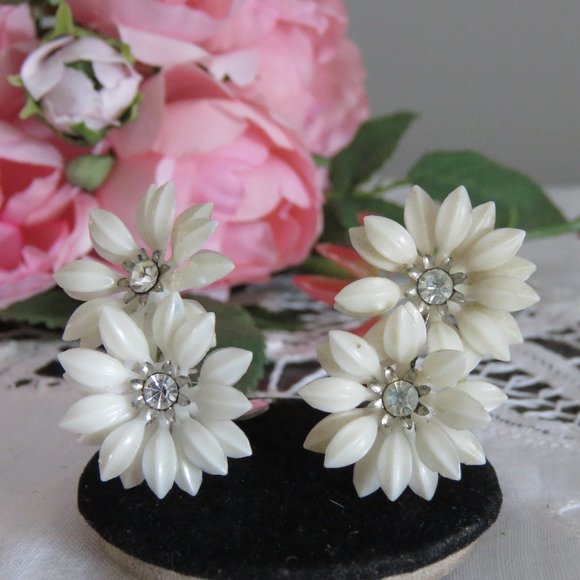 Plastic 1960s Earrings, White Daisies With Rhinestone Centers, Cute Boho Chic - Picture 1 of 7